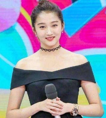 原创关晓彤和她残暴同框脸大一倍身壮一圈气质憨怎么变得灵