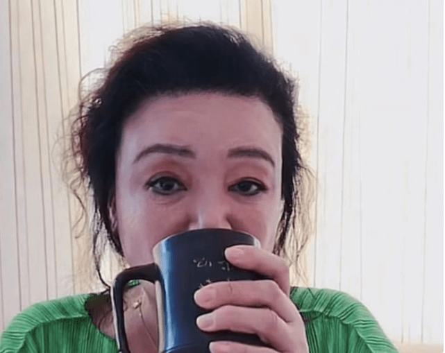 张兰享受天伦之乐大s婆婆边弹钢琴哄汪希玥汪希箖顽皮四处爬