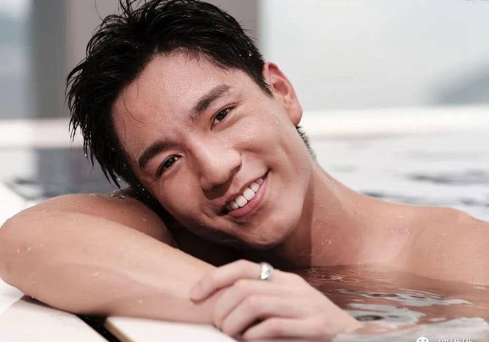 而饰演"朱凌凌"的吴伟豪(ricco),凭着这一角色成为近年来最入屋的新晋