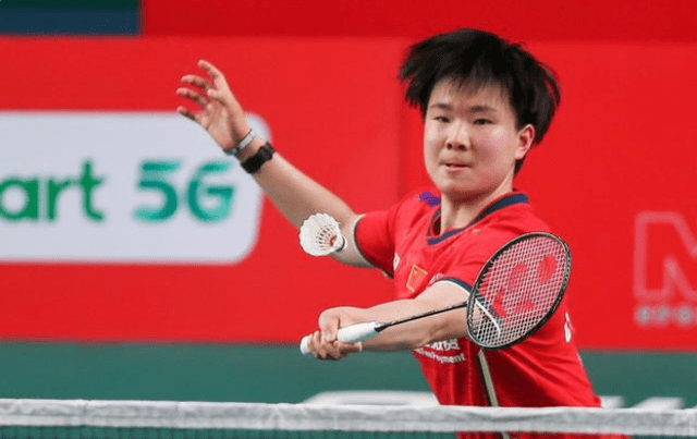 在何冰娇轻取路易莎之后,中国队羽毛球女队,在尤伯杯的首场比赛当中