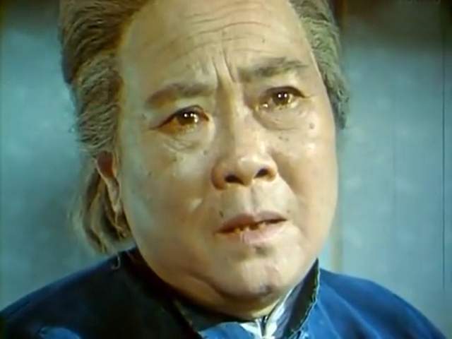 这场戏最打动我们的,不是导演给出的特写镜头,而是欧阳儒秋那深厚的