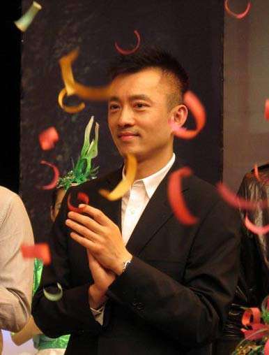 51岁前央视主持人亚宁近照多年之后虽满头白发还是那么的帅