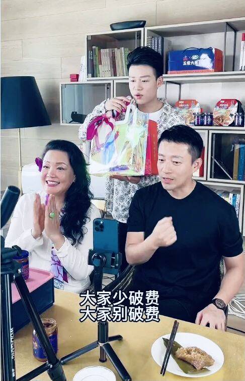 原创汪小菲直播间哭诉：快要破产了，新店才开两月已倒闭，亏损5000万