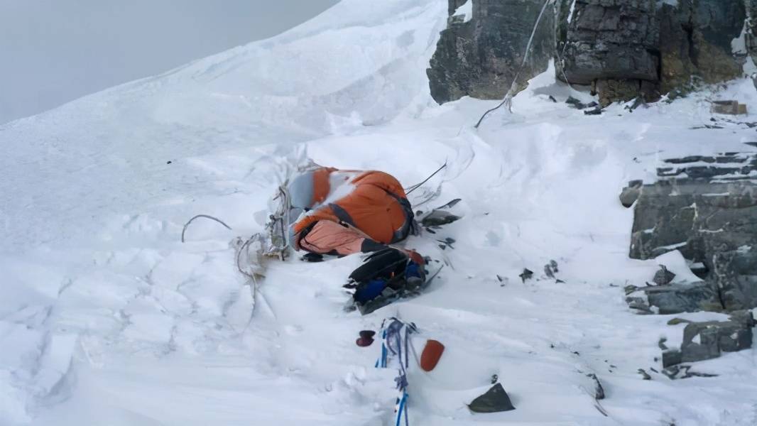 通往珠穆朗玛峰的“人肉”路标，无人敢动，却警示着每一位登山者