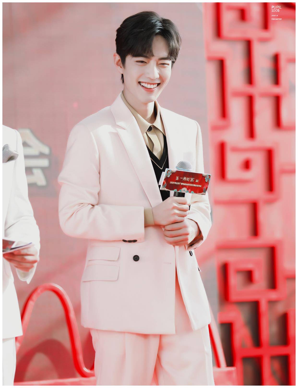 肖战亮相春晚发布会,身穿一套粉色西装,帅出新高度!_线条_黑色_电视剧