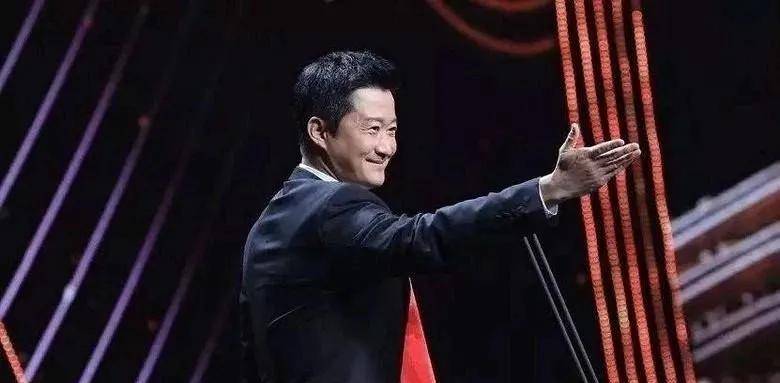 拥有一张经典永流传的照片,或许就是吴京"驻颜"的秘诀吧