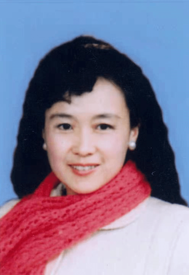 歌唱家张帆演唱的红歌翻身道情在香港卫视热播