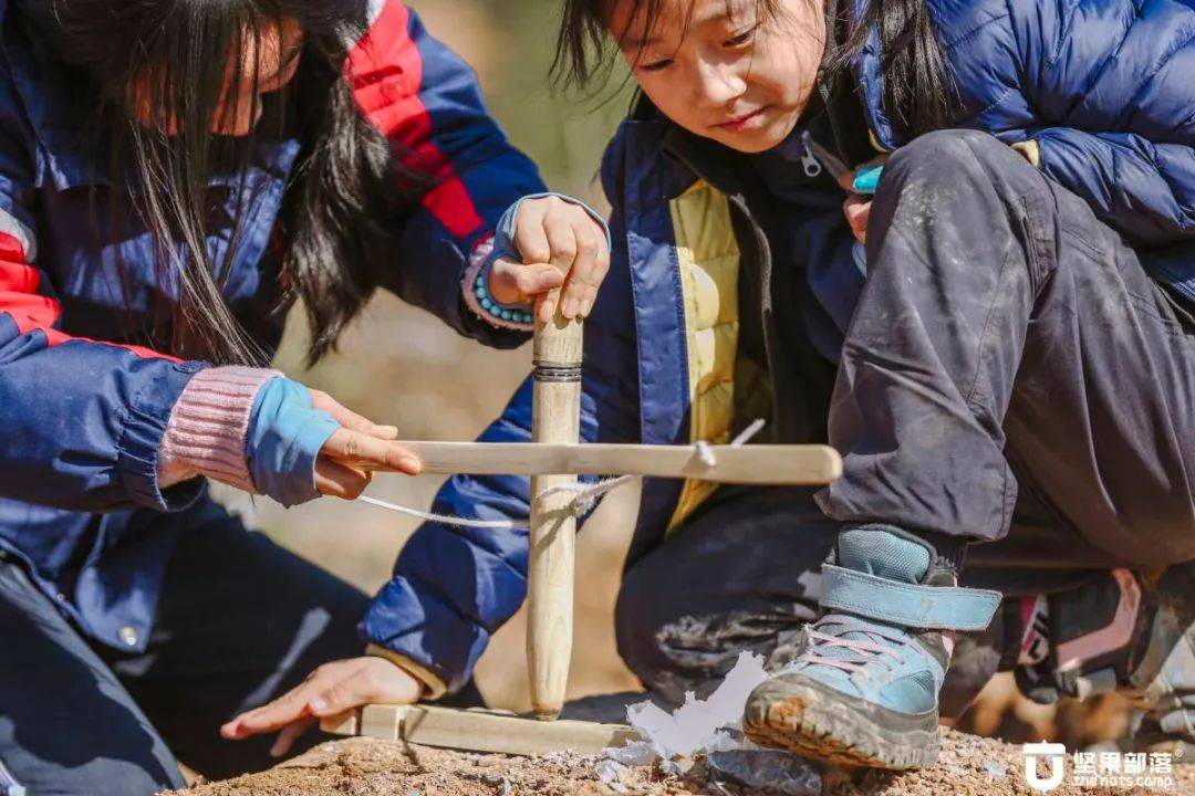 温州野外生存技能课钻木取火野外狩猎成为野外生存小达人
