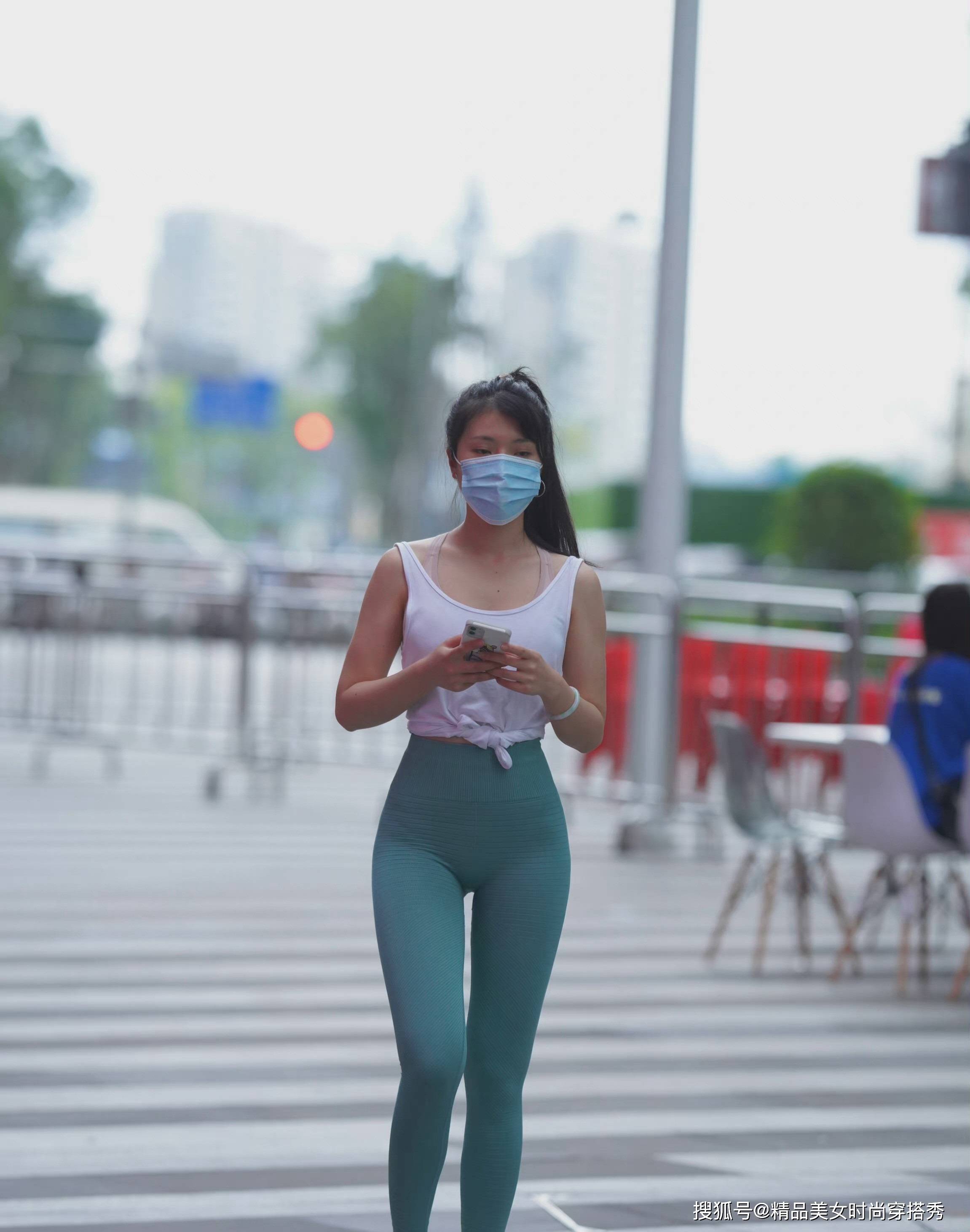 白色背心下搭莫奈绿色鲨鱼裤元气满满的一天尽显青春活力