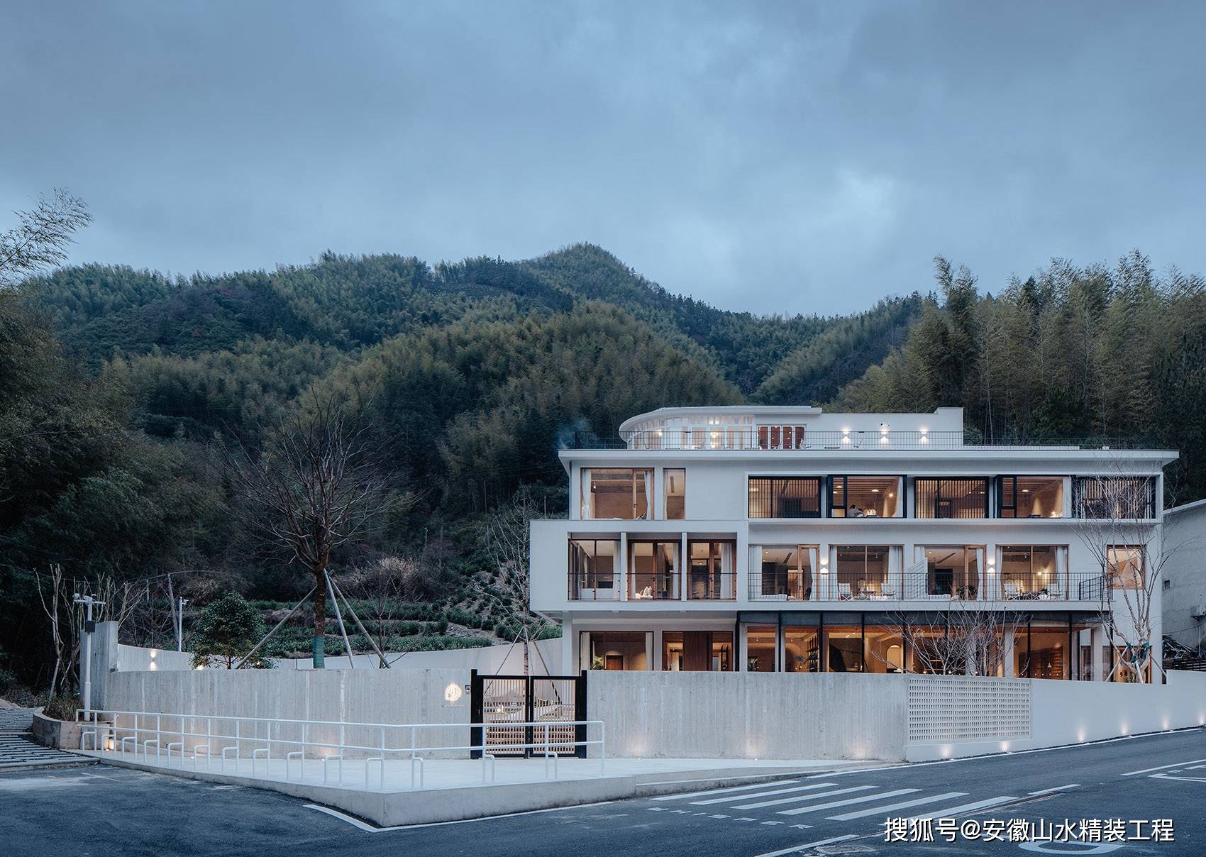 在建筑外立面首先要剔除的是元素形式拼贴部分,包括阳台的琉璃瓦装饰