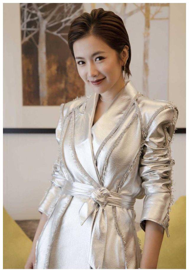 李春媛也是个时髦精穿银色皮质连衣裙亮相梳油头短发a爆