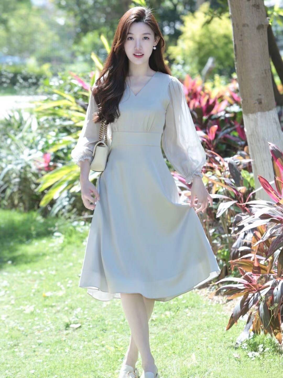 丝绸质的长裙还是蓬松纱裙,提裙摆的姿势都是很经典的穿裙子拍照姿势