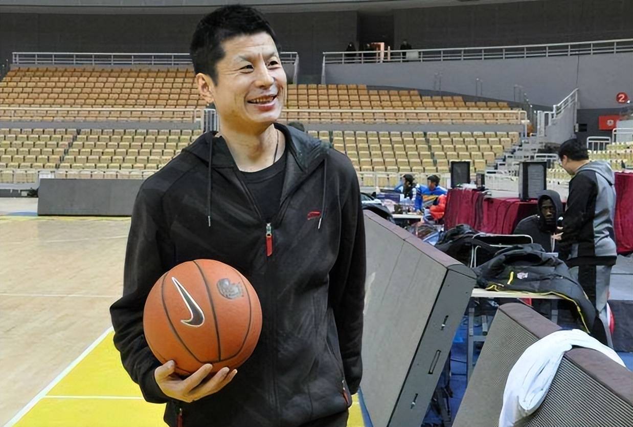 值得一说的是,鞠维松教练从球员岗位退役之后,一度效力于山东男篮