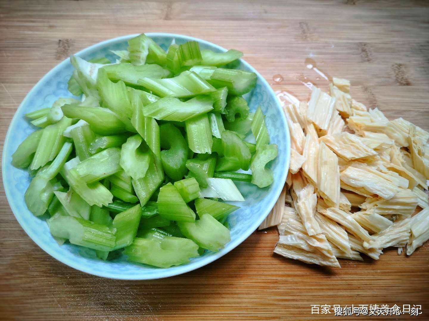 最適合吃這菜,清熱去秋燥,酸爽開胃,做法簡單還營養_芹菜_腐竹_花生