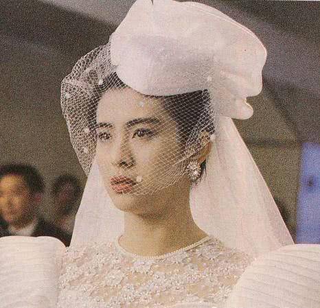 王祖贤如今娱乐圈女星结婚都是大新闻,但她们的婚纱造型反而大同小异