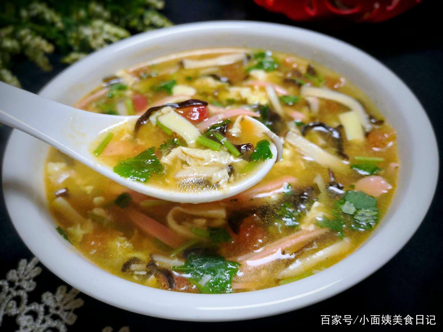 【酸辣汤】食材:西红柿1个,鸡蛋1个,香菇3个,泡发木耳适量,鸡蛋豆腐1