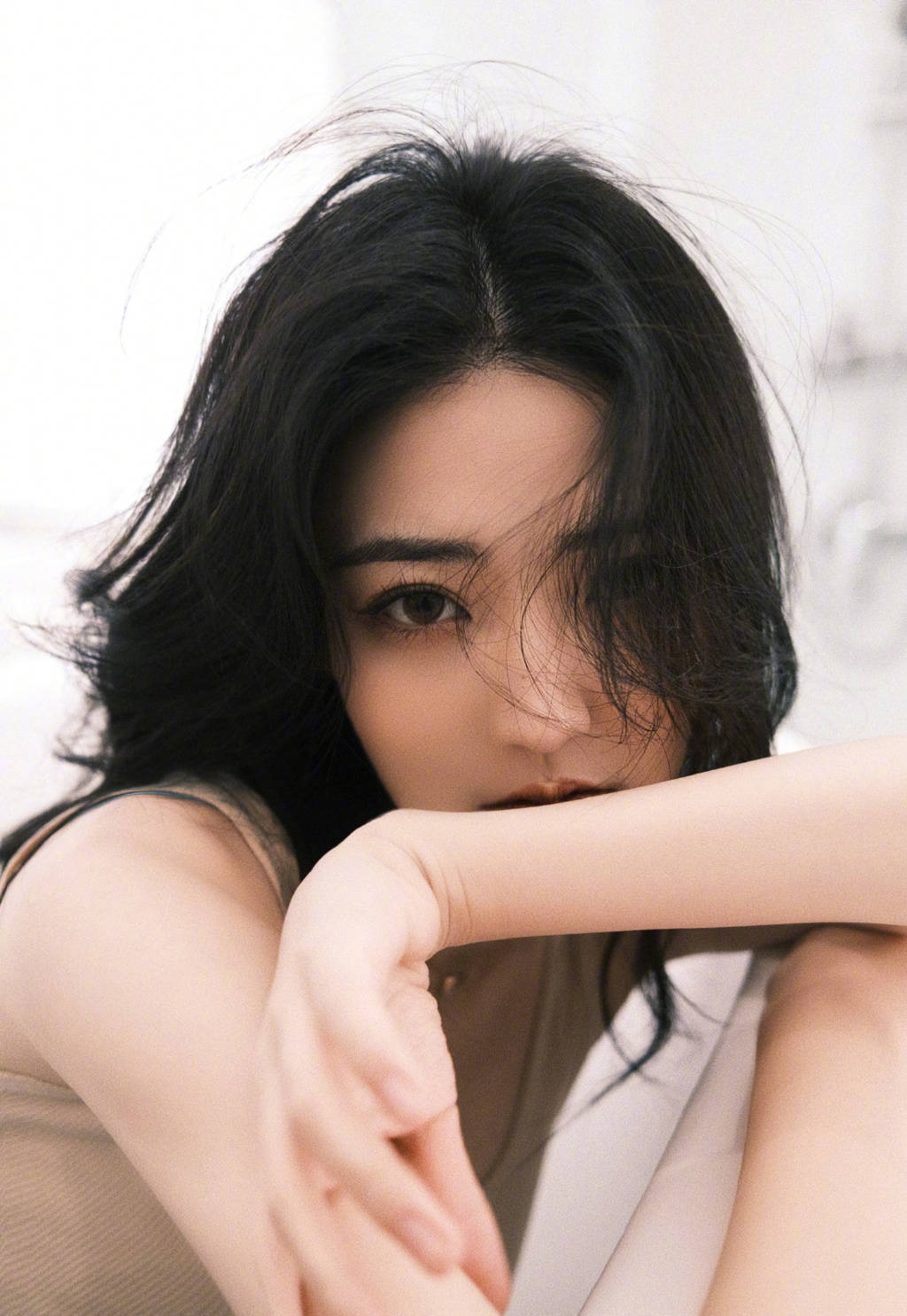 徐璐纯欲性感浴缸照纤腰迷人吸睛眼神妩媚动人