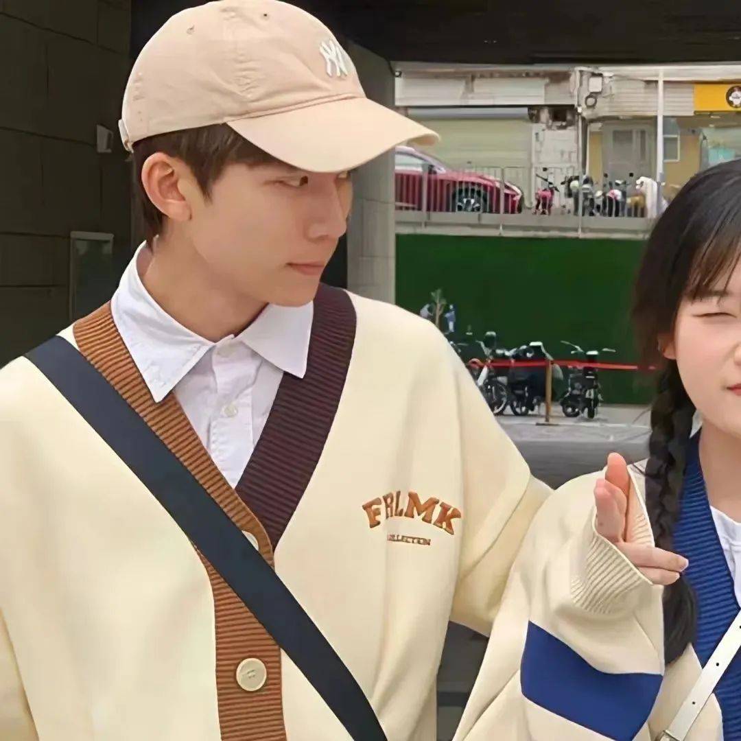 情侣头像夏天这么热我可以把暗恋变成明恋吗