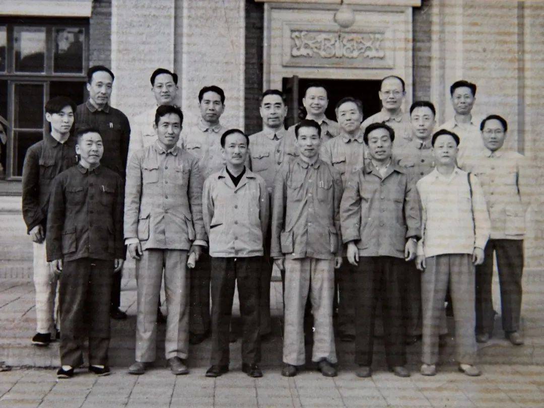 他17岁参加抗日36岁当一汽第一任厂长53岁打扫厕所潇洒自如