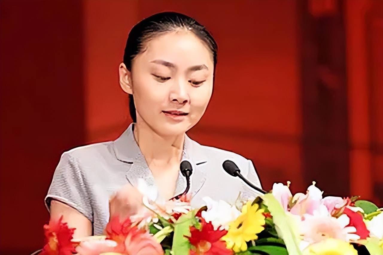 原创深圳玫瑰邢丹葬礼与老公丛飞合葬五岁女儿痛哭千人送别