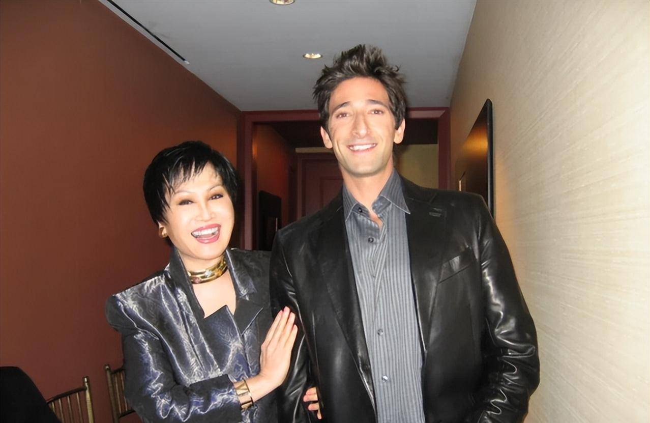 如今70岁的靳羽西,依然穿梭世界各地,每天行程满满当当,拥有一个年轻