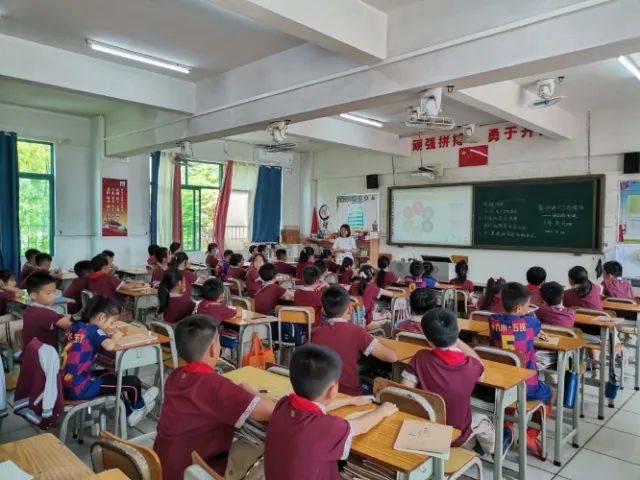 拱北街道让爱飞翔项目走进香洲区第十六小学开展儿童防性侵课