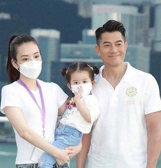 原创郭富城娇妻方媛晒童年照颜值从小美到大网友难怪女儿很漂亮