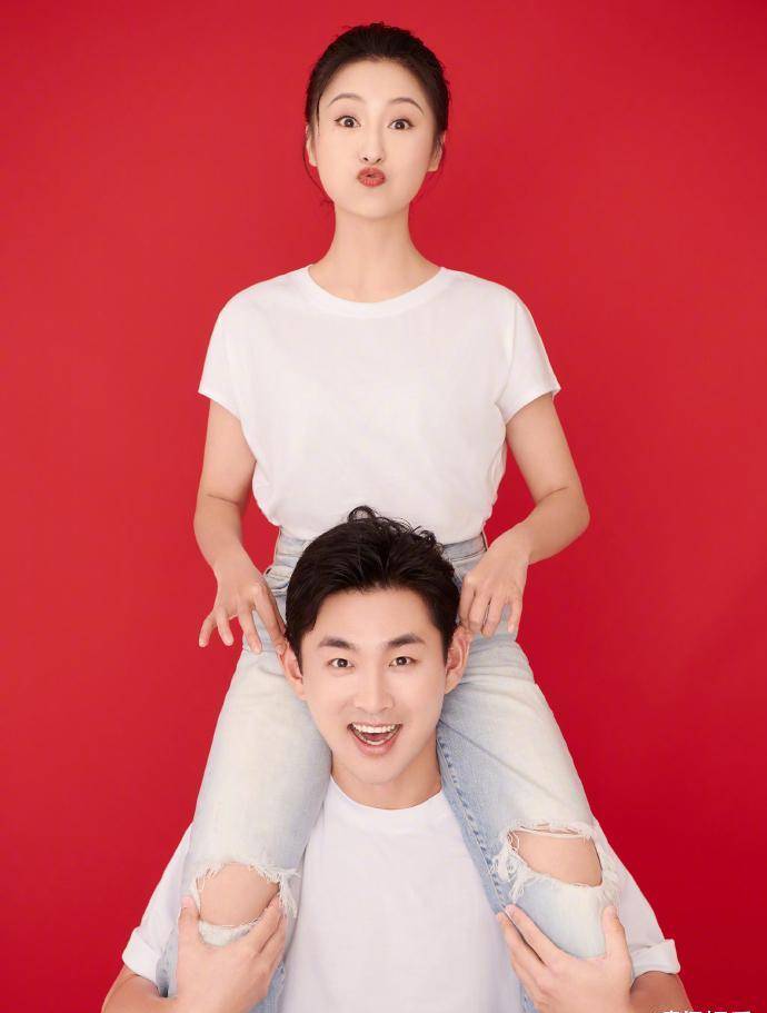 继王彦霖结婚后,娱乐圈又一男星官宣,胡耘豪晒结婚证庆周年快乐_妻子