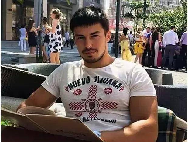 发布者是个叫vlada的妹子,和丈夫是好友关系.