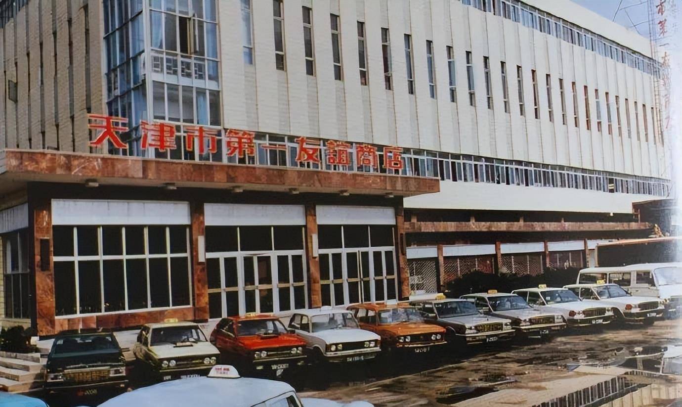 图片来源:微博博主@介似天津卫1312,图为70年代海河边的检阅台,位置