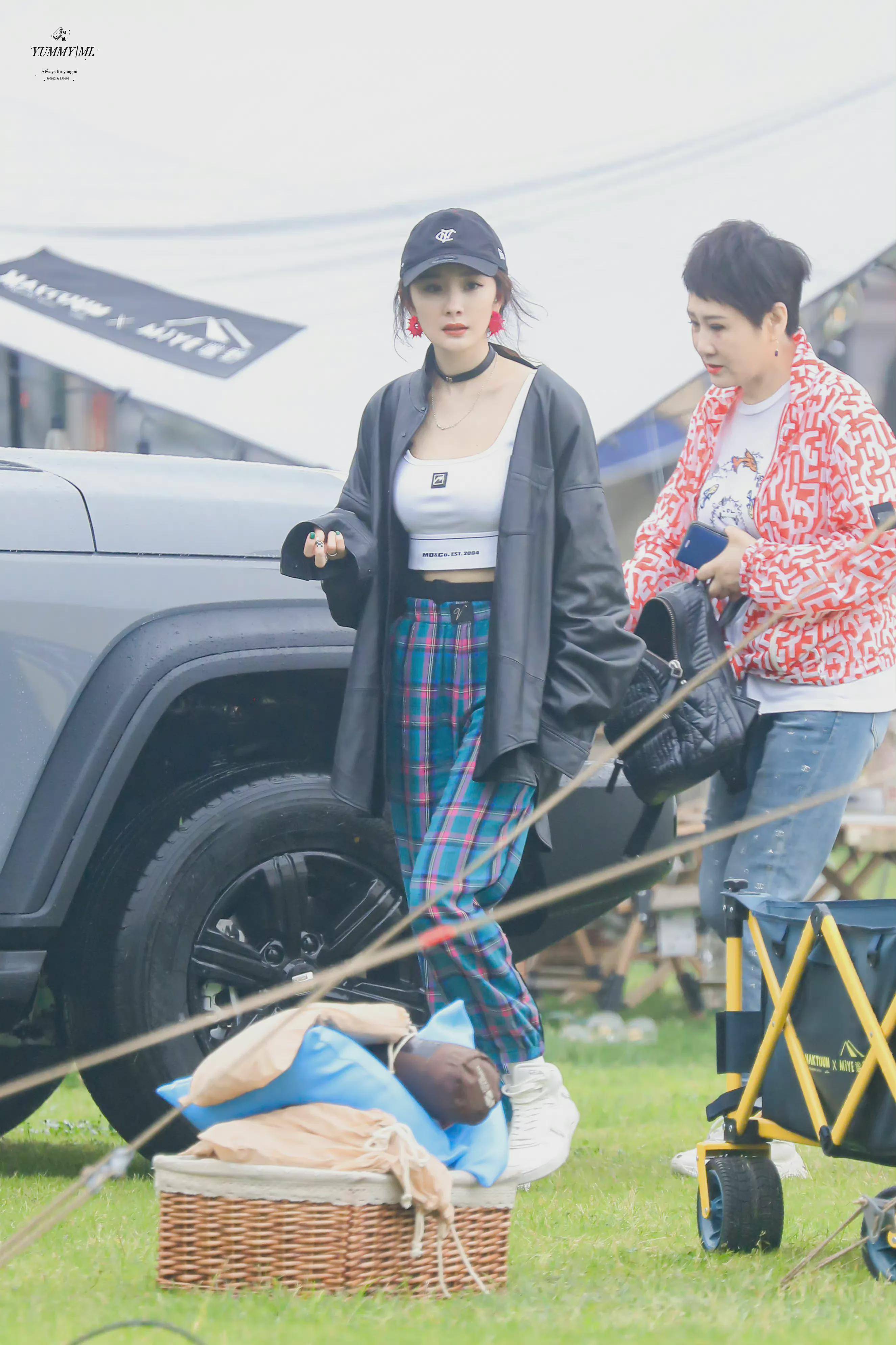 张凯丽的路透照皮肤没皱纹但脸是下垂的穿粉衣还在伪装少女