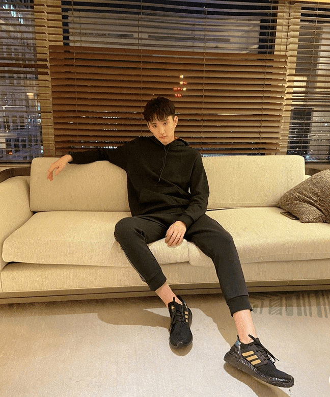 明星被网红给嘲了?于小彤深夜与异性k歌畅饮,酒量差还装社会人