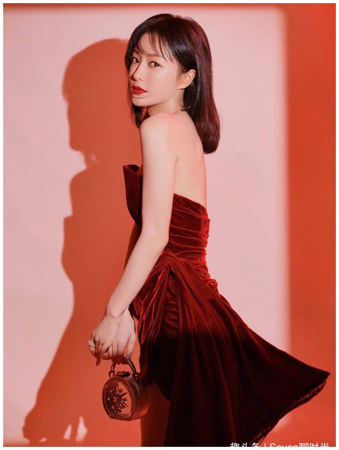 秦岚的这件礼服还是对设计非常用心.