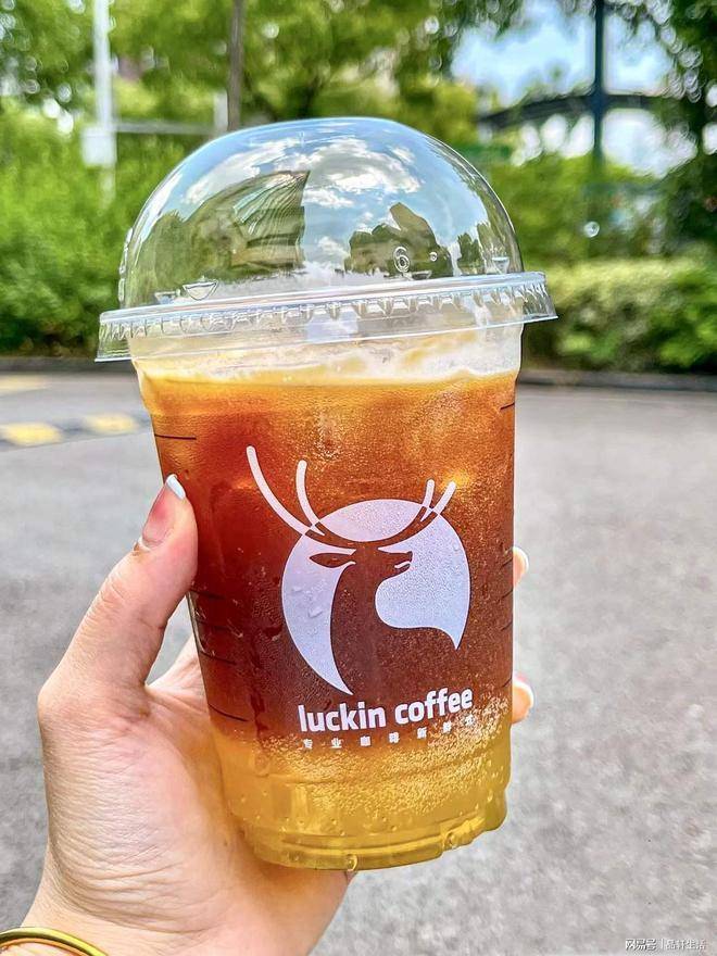 升级0糖0脂0能量瑞幸西柚气泡咖啡轻盈回归一口爽到冒泡