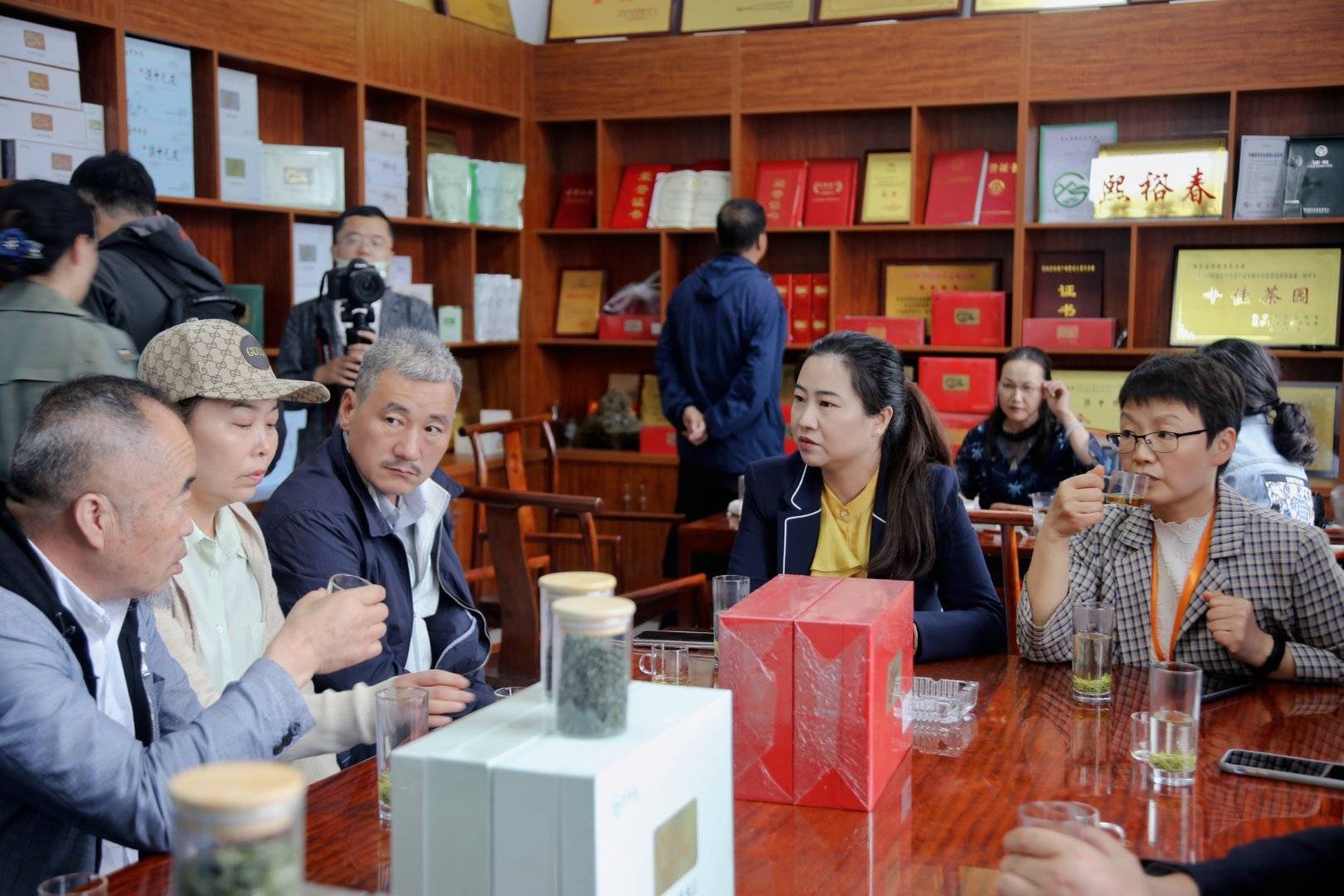 活动采取"国内茶商探产地,新闻媒体走茶乡,本土主播