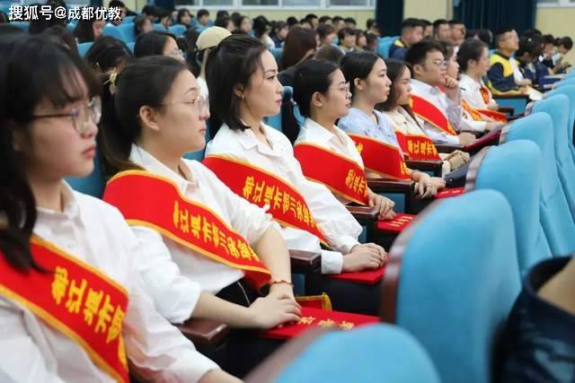 胥伟宣读《都江堰市领川实验学校关于表彰2021年度十佳优秀青年的决定