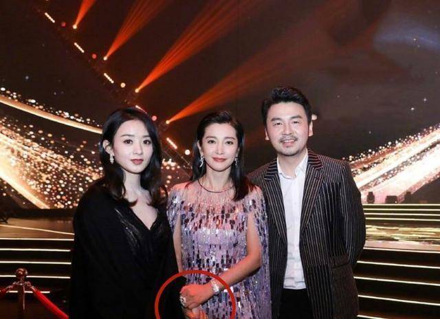 原创赵丽颖李冰冰亲密合照两人相互牵手情同姐妹私下关系匪浅