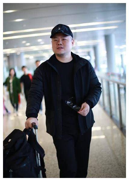 岳云鹏全黑造型走机场,黑超遮脸却依旧接地气,脸又圆了两圈_黑色_圆领