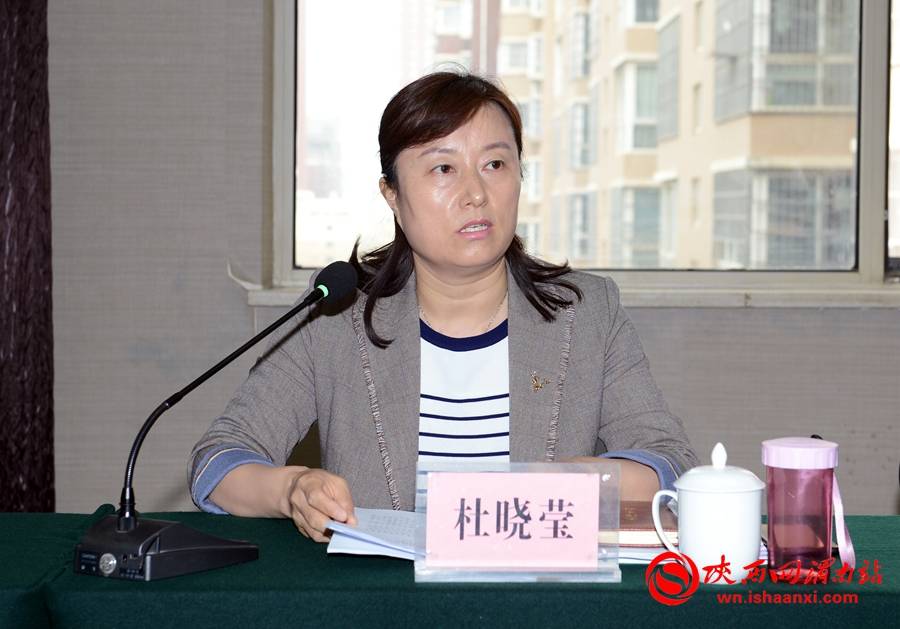 记者 刘凡 摄市卫健委体制改革和科教宣传科科长王小韦传达学习中,省