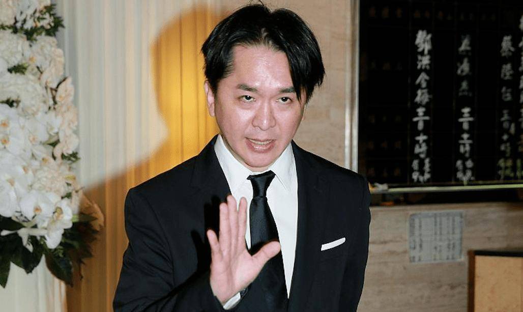 原创手握48亿遗产55岁依旧风流成性邓兆尊如此性格与母亲有关