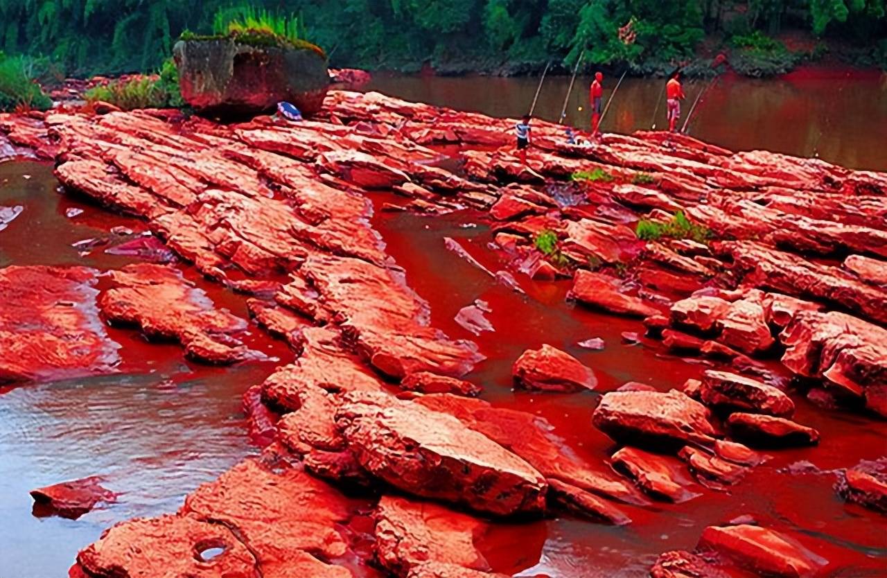 青海红色的河水图片