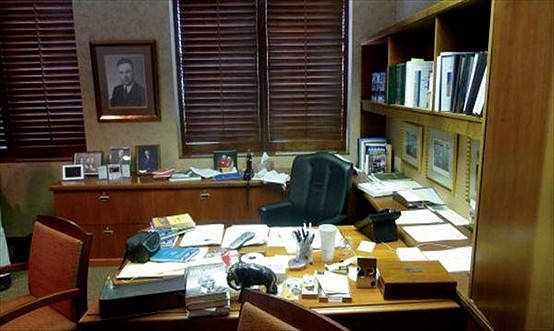 再看其住房和办公室,几十年没动过.