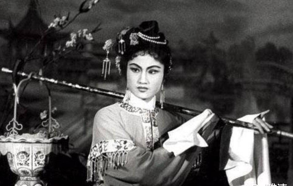 上图为王文娟出演《红楼梦》"黛玉葬花"时的剧照.