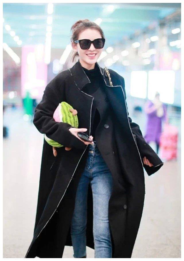 她是王思聪的最美女友,穿牛仔裤塞进马丁靴,意外显腿长_张曦_穿着