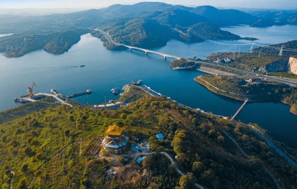 由10万民工建成,可满足20多个城市的供水_丹江口_水库中_旅游