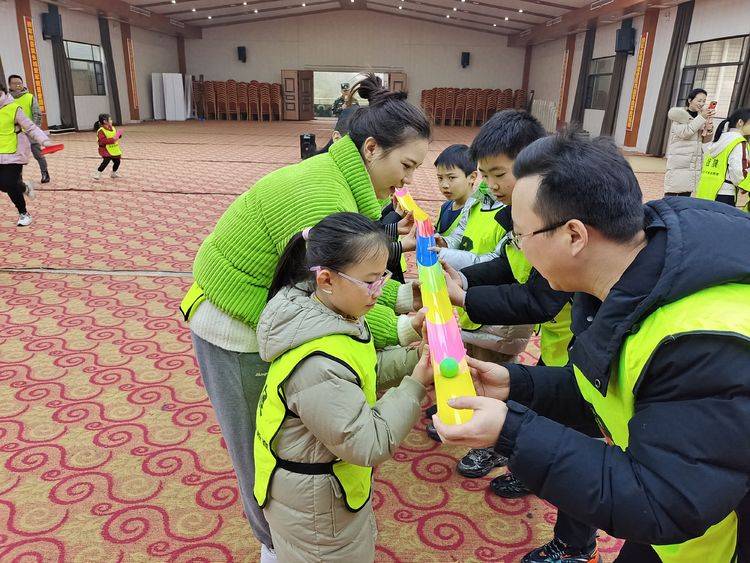 非常考验一个团队默契的活动——珠行万里,每一个人都要全力以赴才能