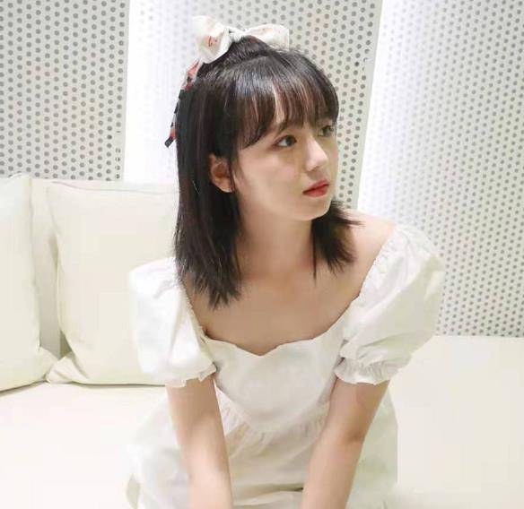 原创16岁小宝钗钟宝儿近照曝光脸型稍显圆润却依旧灵动可爱