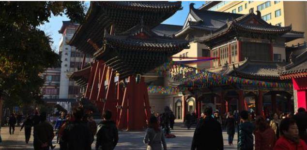 西安“城隍庙”火了，牌坊背后上的4个大字，却能让游客笑趴了？