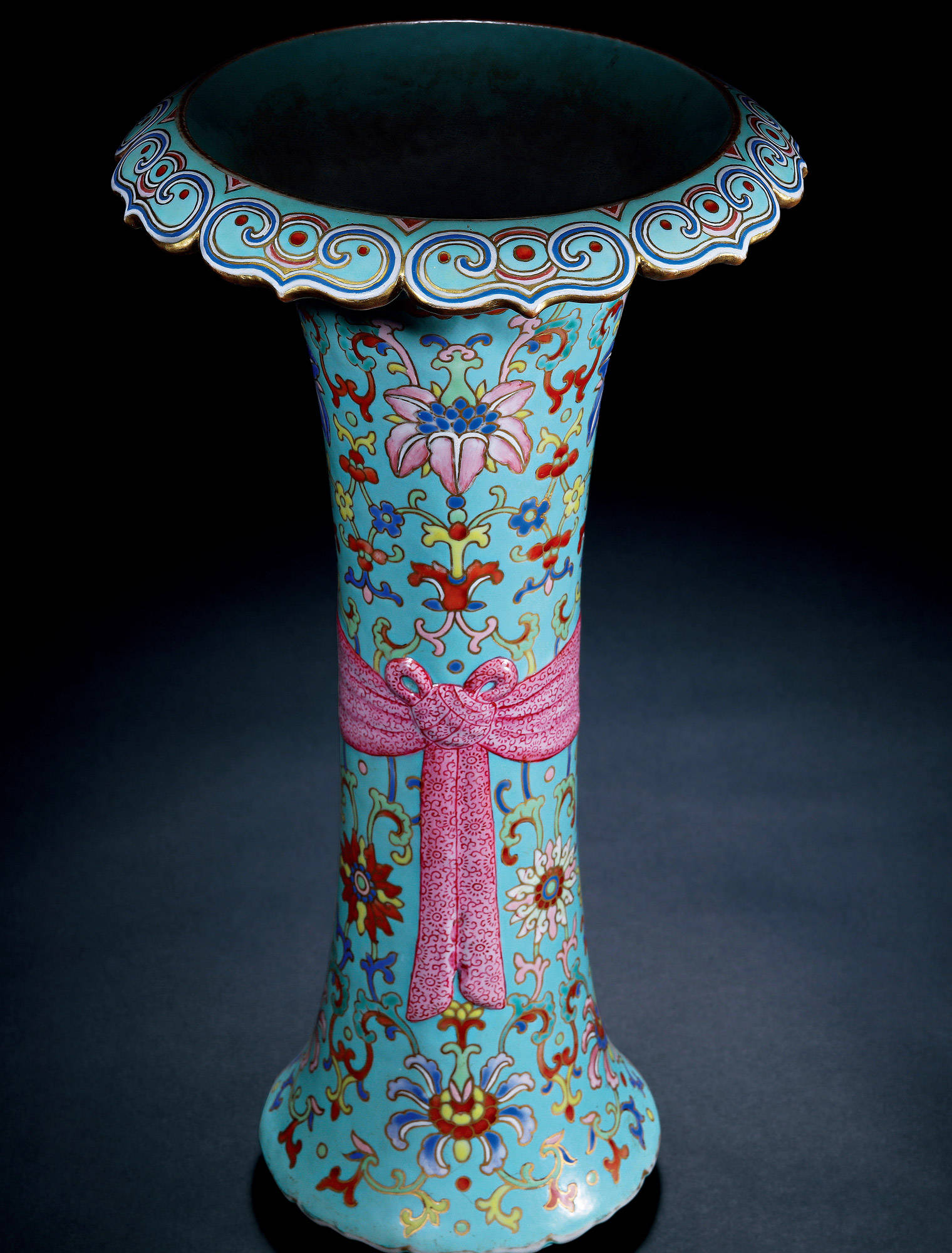 北京保利拍卖征集瓷器上的吉祥三宝宝相花