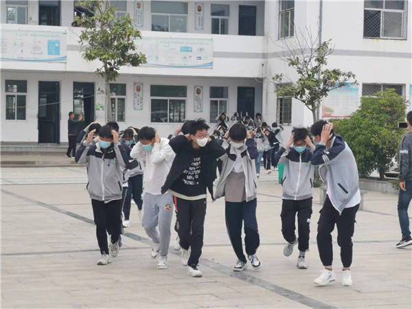 盱眙县明祖陵中学开展防地震应急疏散逃生演练活动